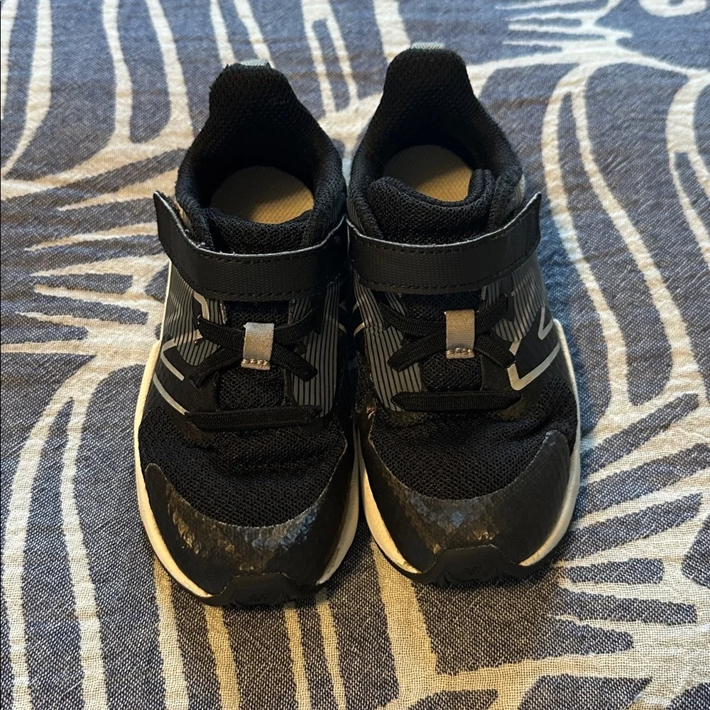 Toddler 9 New Balance Black and Gray Rave Run v2 Bungee Lace with Top Strap - Picture 2 of 5